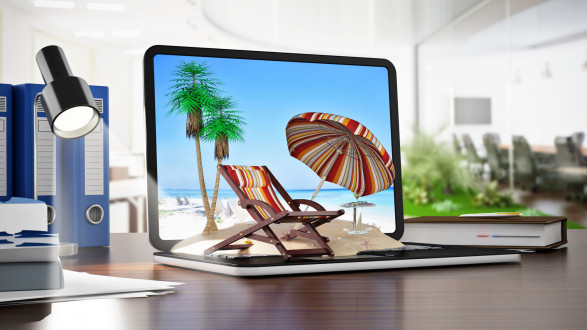Screensaver met een afbeelding van een tropisch strand met ligstoel en parasol