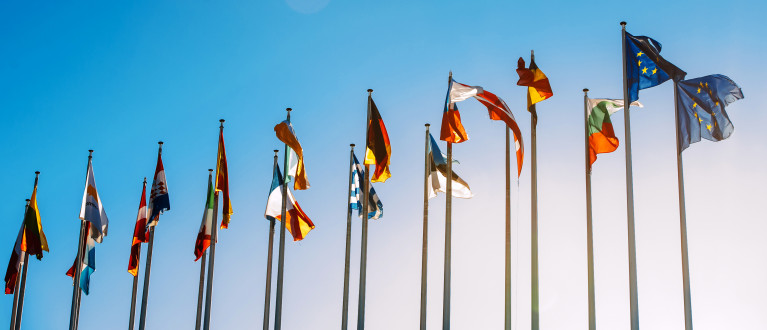 Vlaggenmasten met vlaggen van alle landen in de EU
