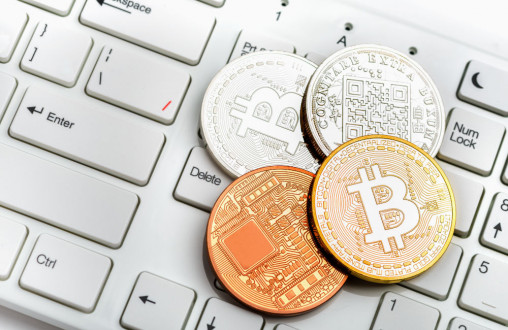 Crypto en bitcoin op toetsenbord