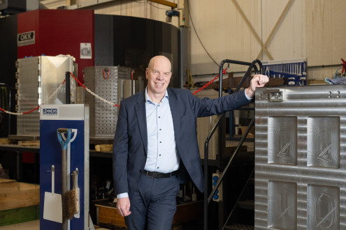 Peter van der Zwaan in de productiehal van Lemmens metaalbewerking