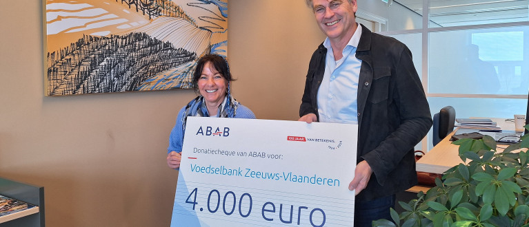 Uitreiking cheque aan voedselbank Zeeuws-Vlaanderen door Ronald Meijers
